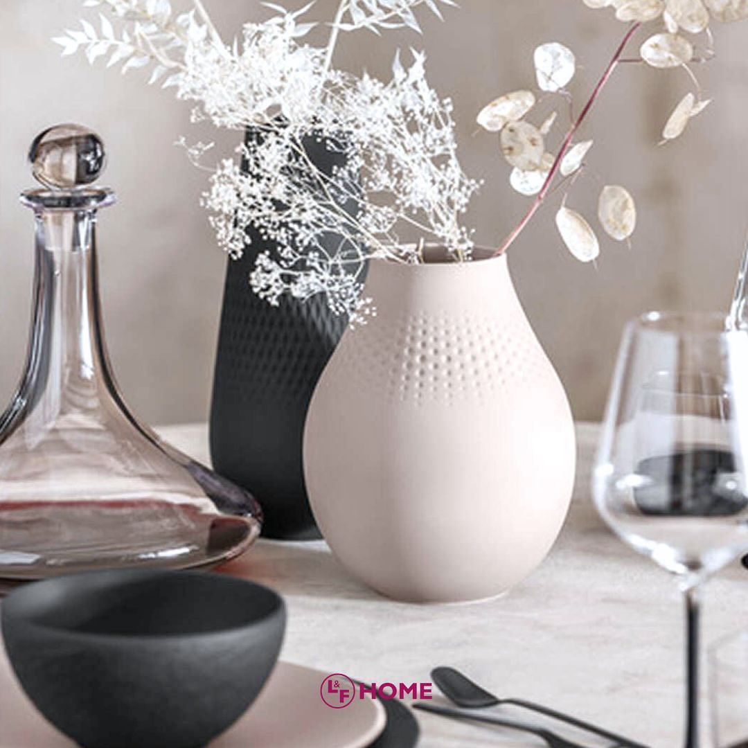 Vasen, Vasen, Vasen und …🩶…die passenden Duftkerzen. Villeroy & Boch hat nicht nur wunderschönes Geschirr, sondern auch eine atemberaubende Kollektion von Dekoartikeln für dein zu Hause. 🩶Wir freuen uns auf deinen Besuch im Laden oder shoppe 24/7 im Onlineshop 🩶
.
.
.
#kleinegeschenke
#wohnenunddekorieren
#dekorieren
#Wohnaccessoires
#dekobegeistert
#schönerwohnen
#einrichtungsideen
#lifestyle
#homesweethome
#gemütlicheszuhause
#tischdekoration
#tischdeko
#crimmitschau
#werdau
#Altenburg
#glauchau
#zwickau